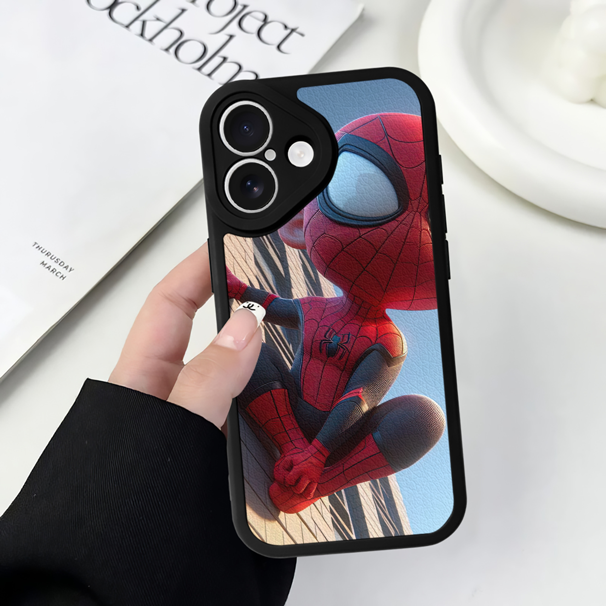 Spider Man スパイダーマン 【iPhone 16シリーズ対応】シリコンスマホケース（レザー調） 材質：シリコン